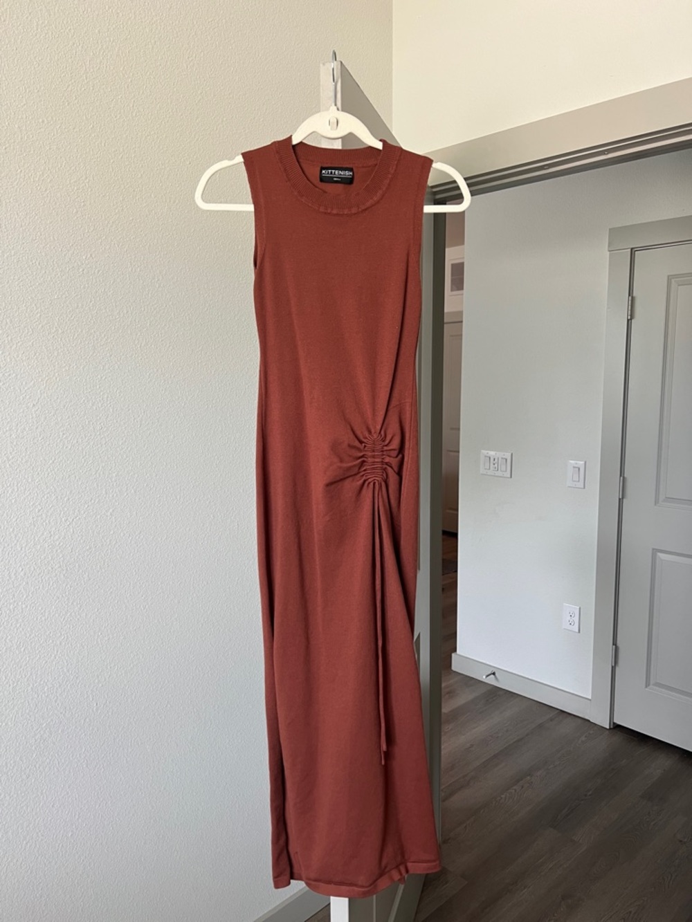 Kittenish Rust Sleeveless Midi Dress with Side Ruche